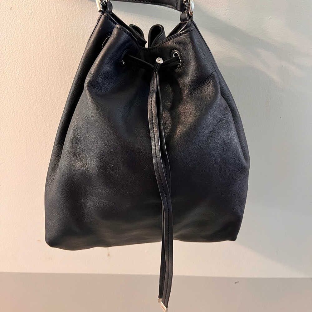 Tory Burch Navy leather bucket bag (medium size)
